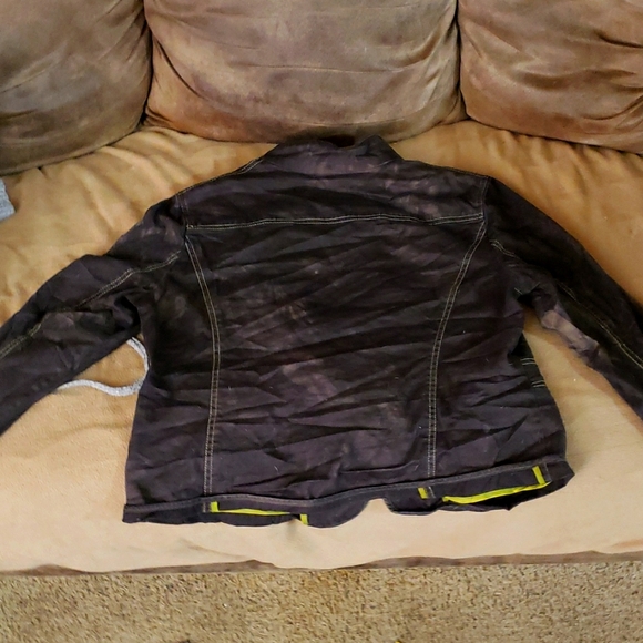 Cropped black and yellow jean jacket - Picture 2 of 3